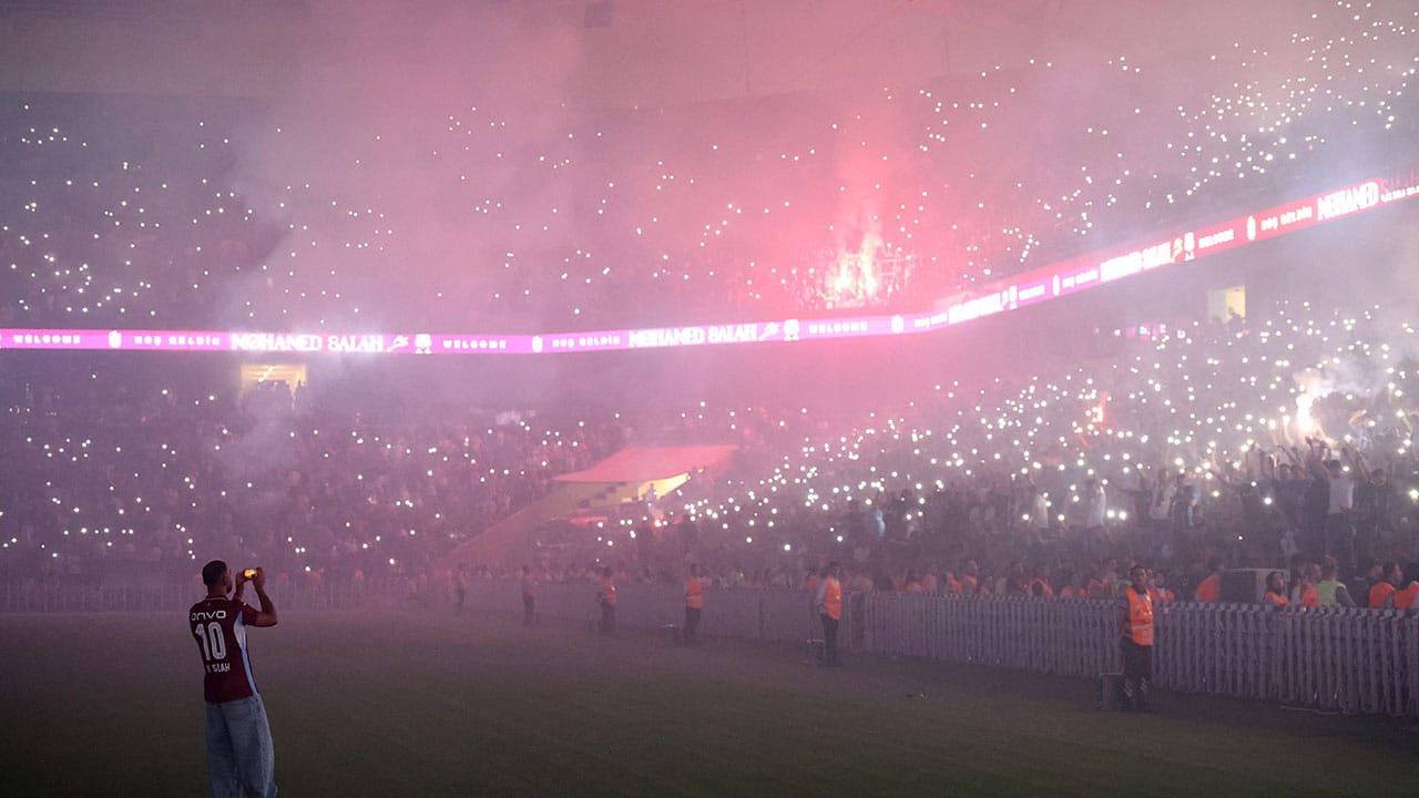 ¡ Fue inolvidable! las postales de la presentación de Mohamed Salah en su nueva casa
