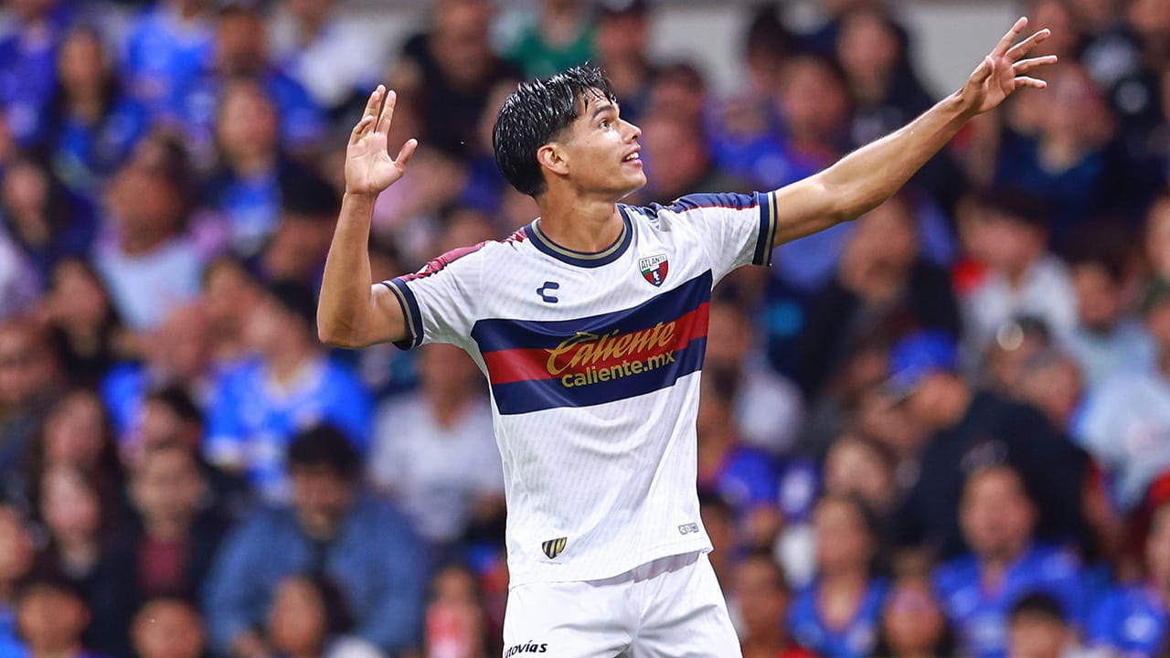 Atlante sorprende al campeón Cruz Azul y pega primero