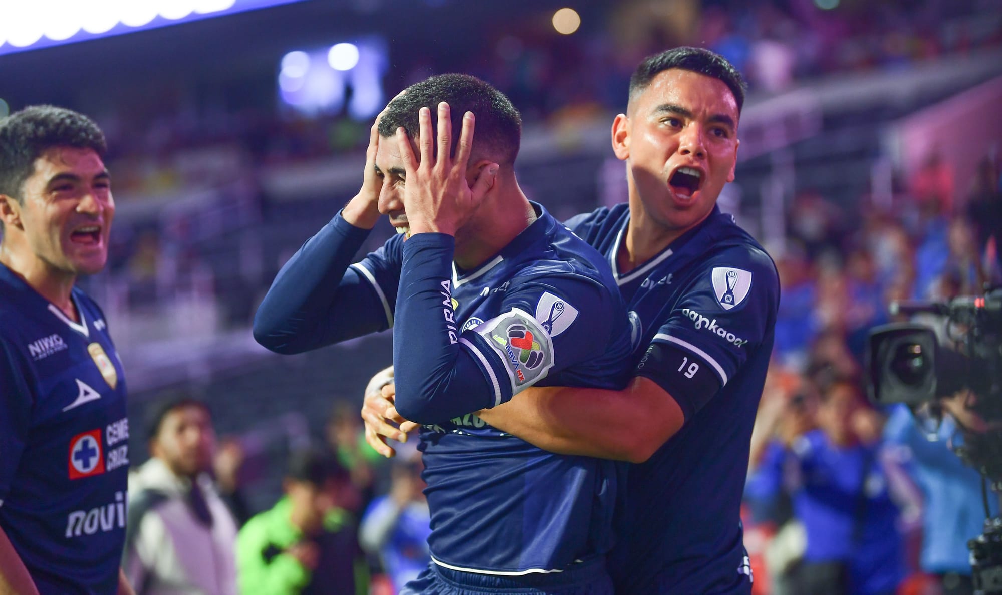 Erik Lira volvió a vestirse de celeste y anotó un gol que alivia