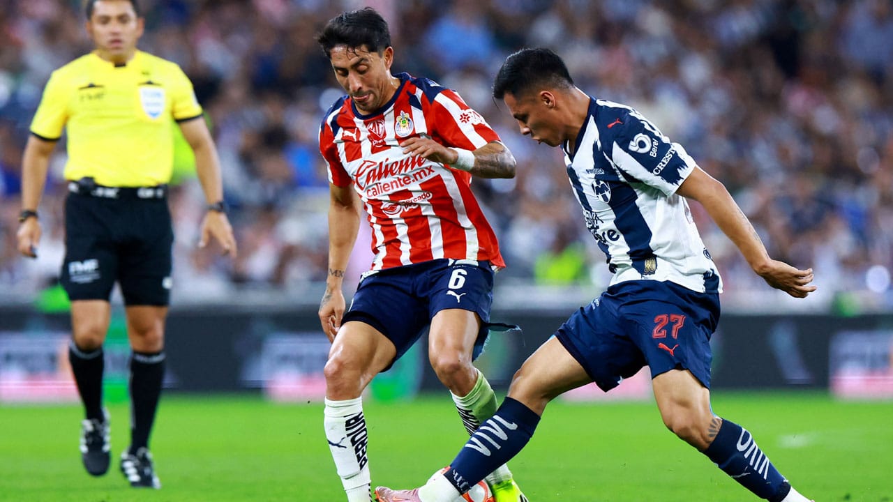 Santiago Giménez agranda la lista de mexicanos que jugaron en Porto