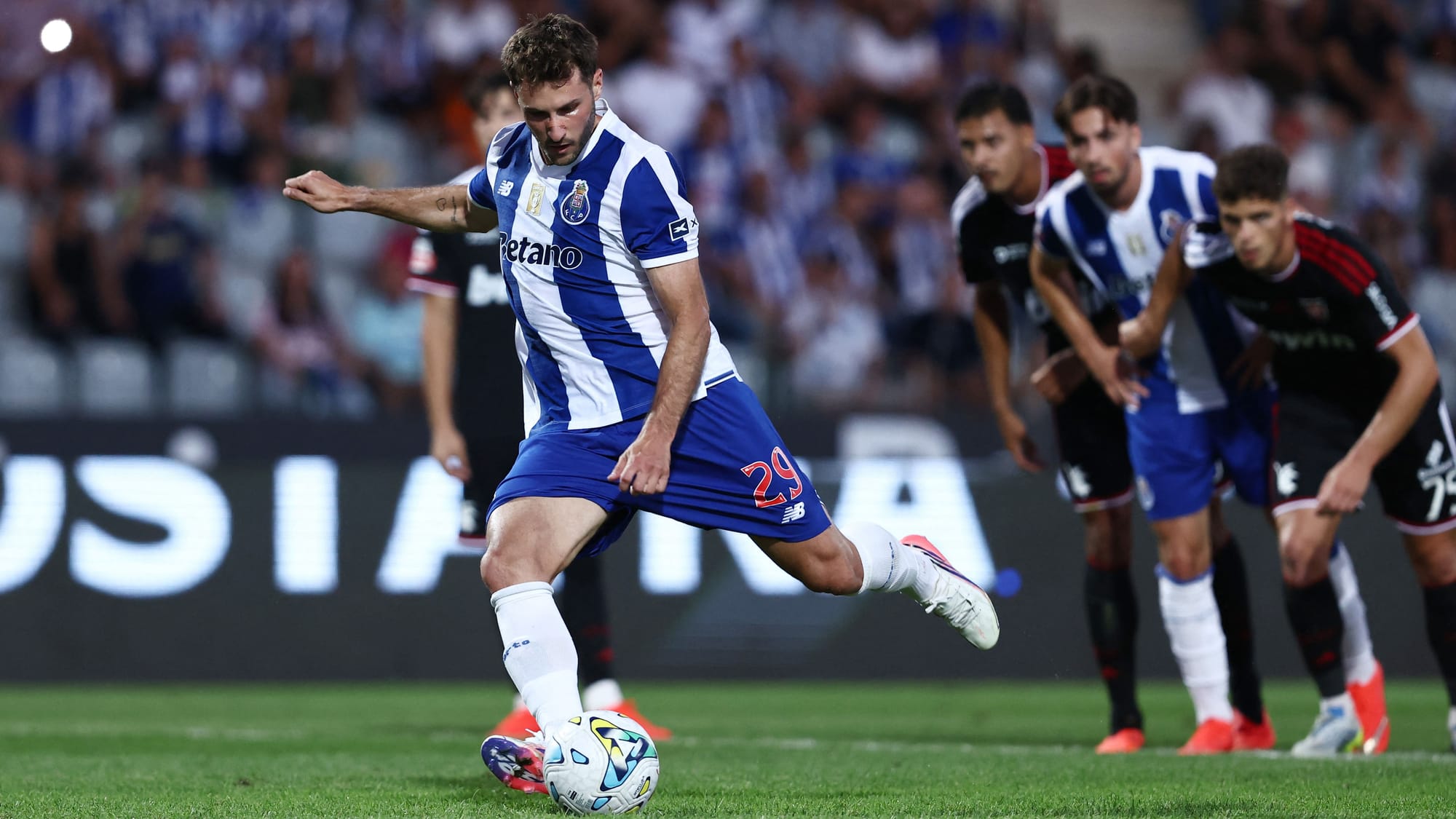 Santiago Gimenez se estrenó como goleador con Porto