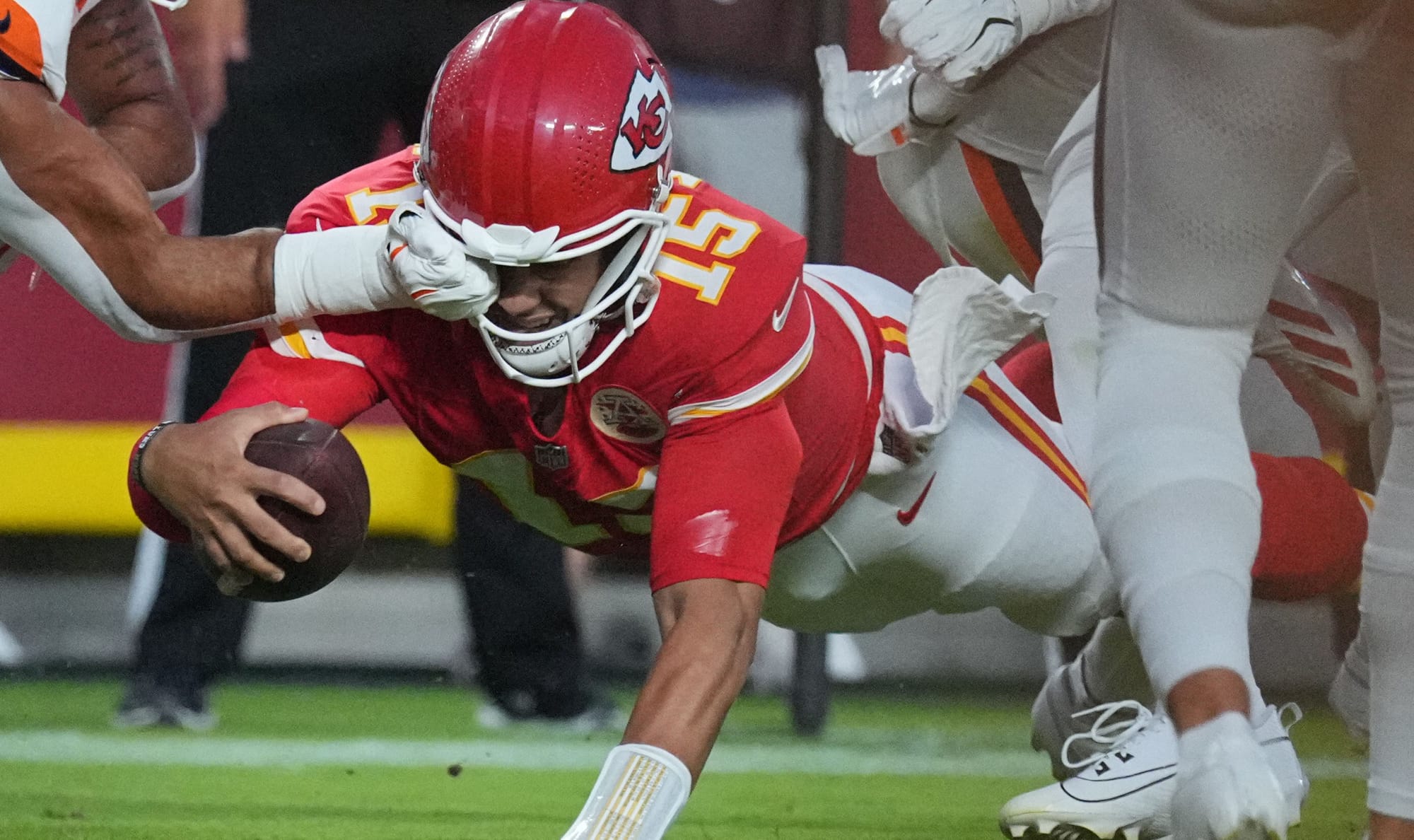 Patrick Mahomes brilla como si no viniera de una dura lesión