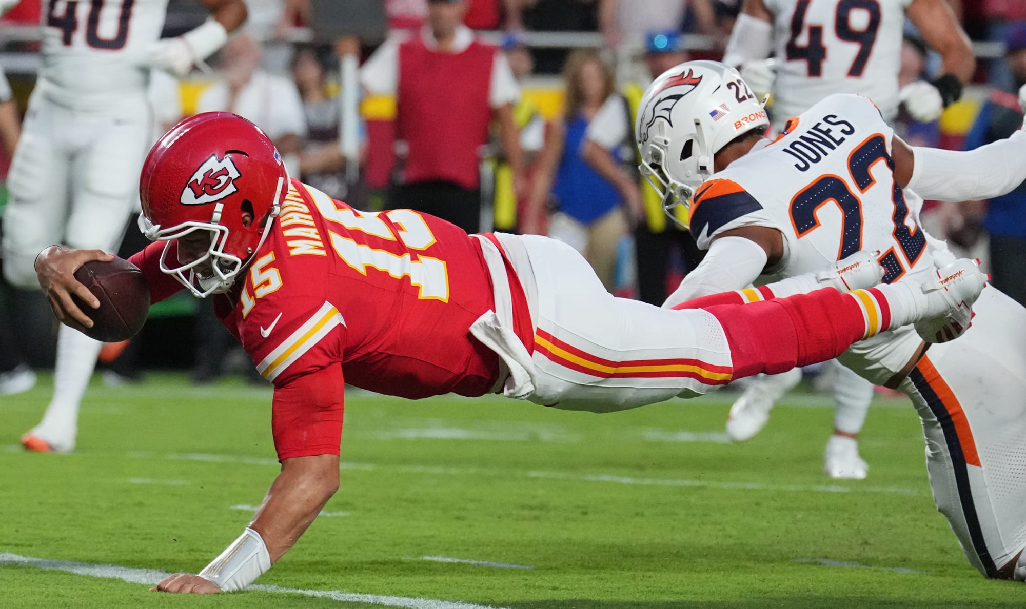 Patrick Mahomes brilla como si no viniera de una dura lesión