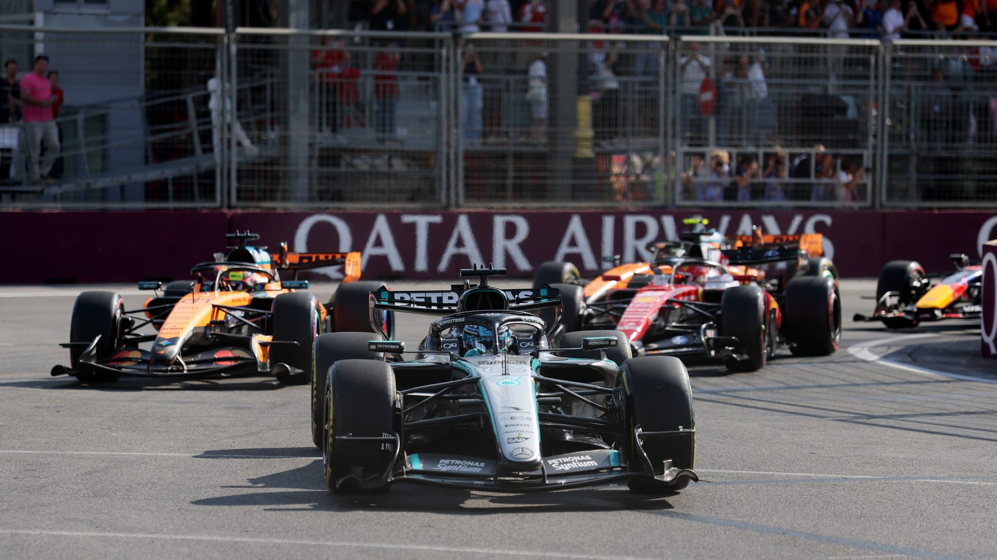 George Russell ganó en Azerbaiyán por una décima y prendió la F1