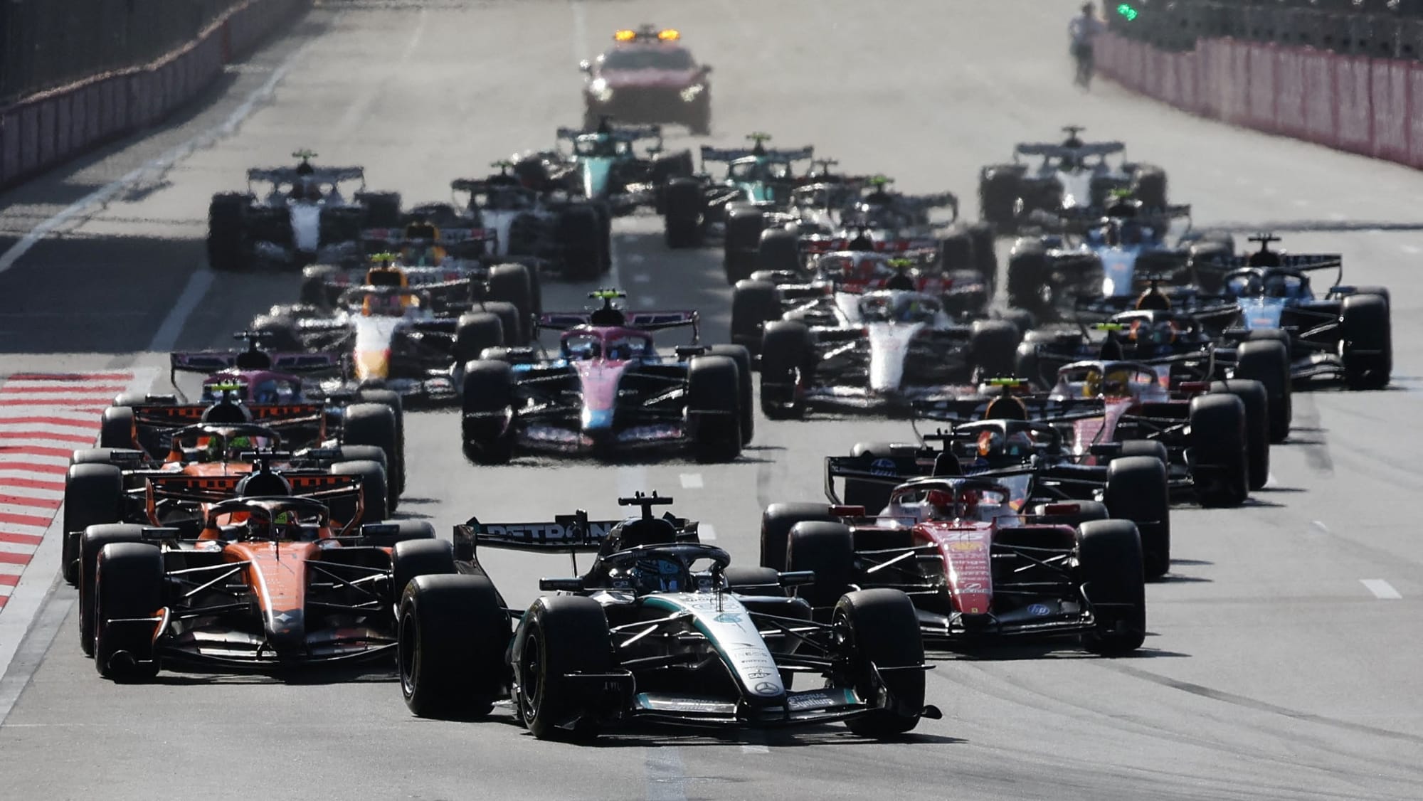 George Russell ganó en Azerbaiyán por una décima y prendió la F1