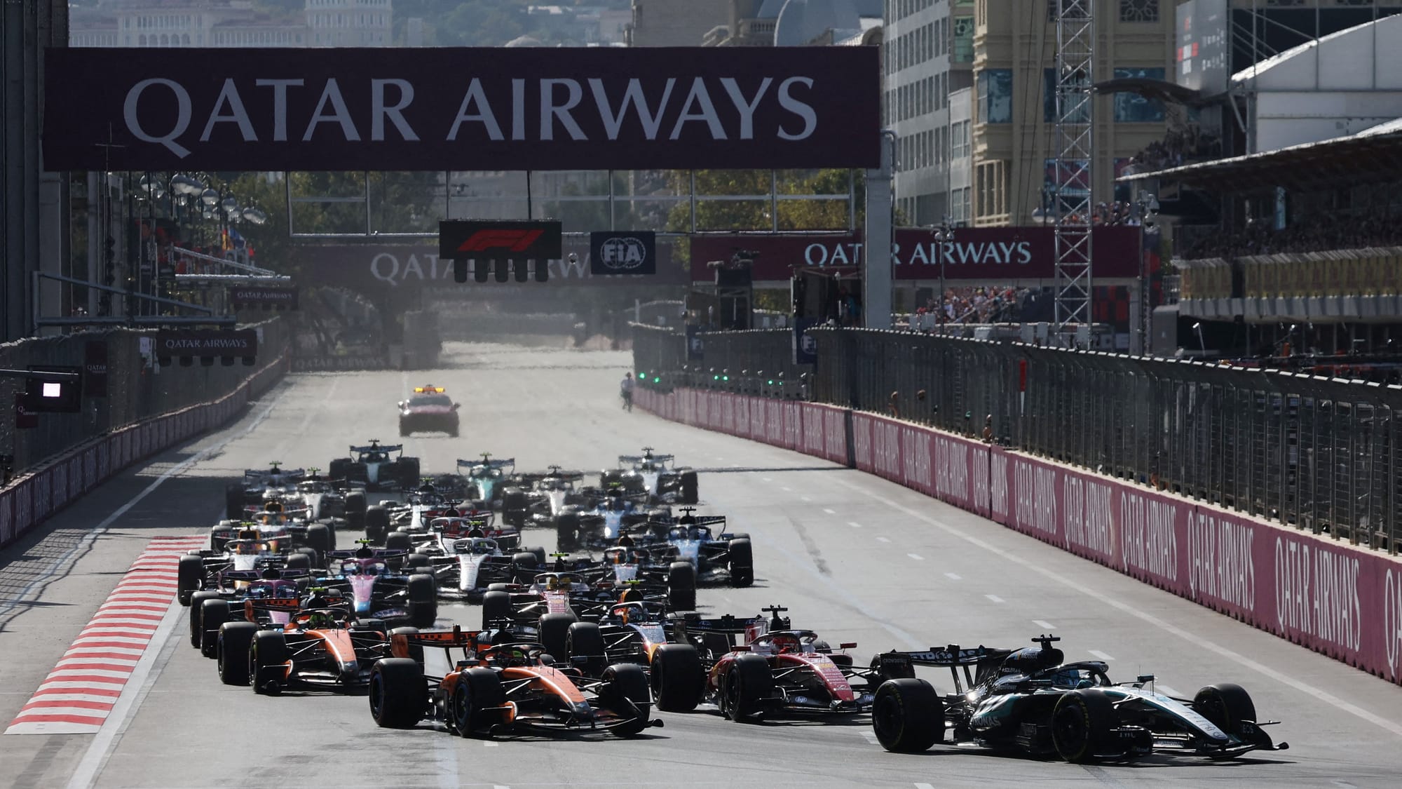 George Russell ganó en Azerbaiyán por una décima y prendió la F1