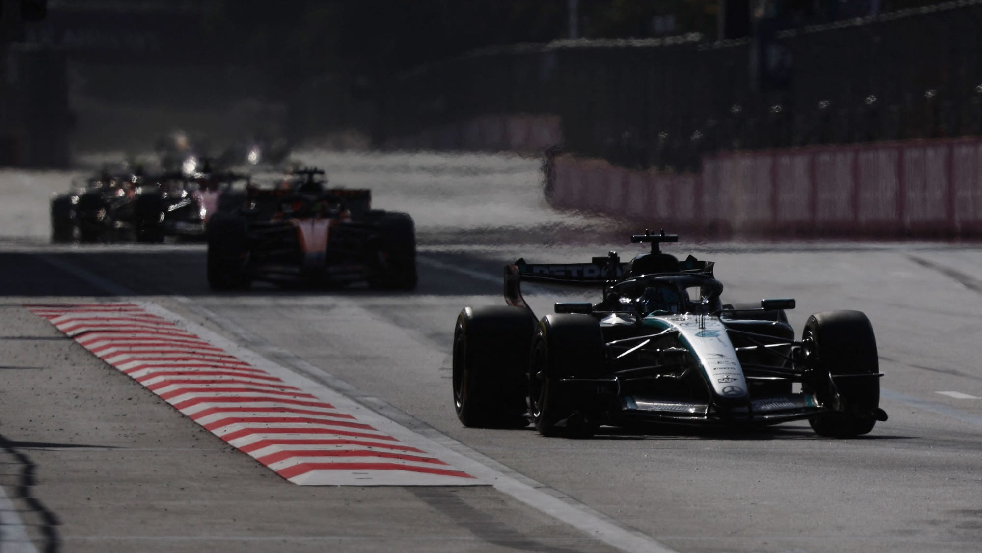George Russell ganó en Azerbaiyán por una décima y prendió la F1