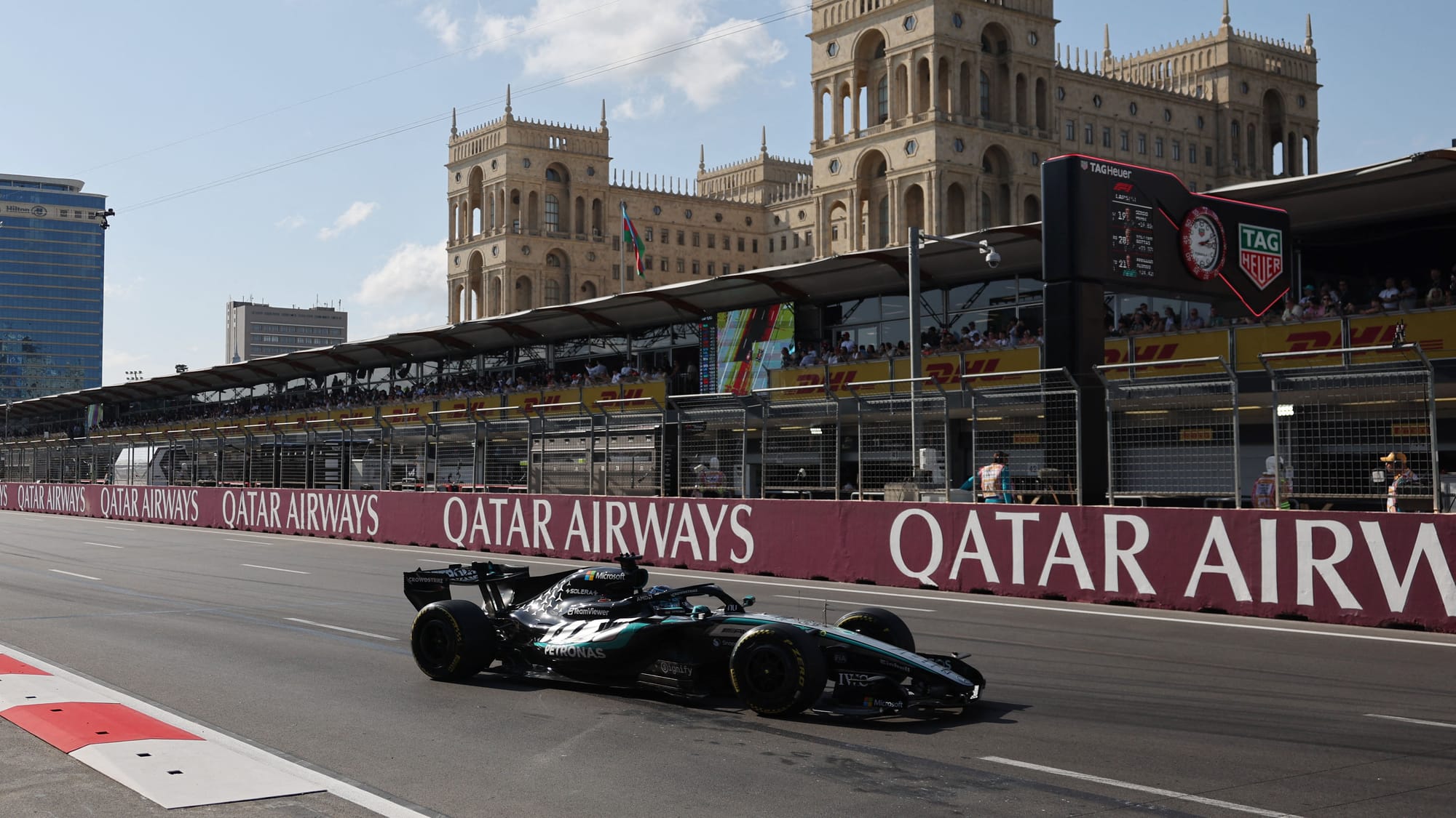 George Russell ganó en Azerbaiyán por una décima y prendió la F1