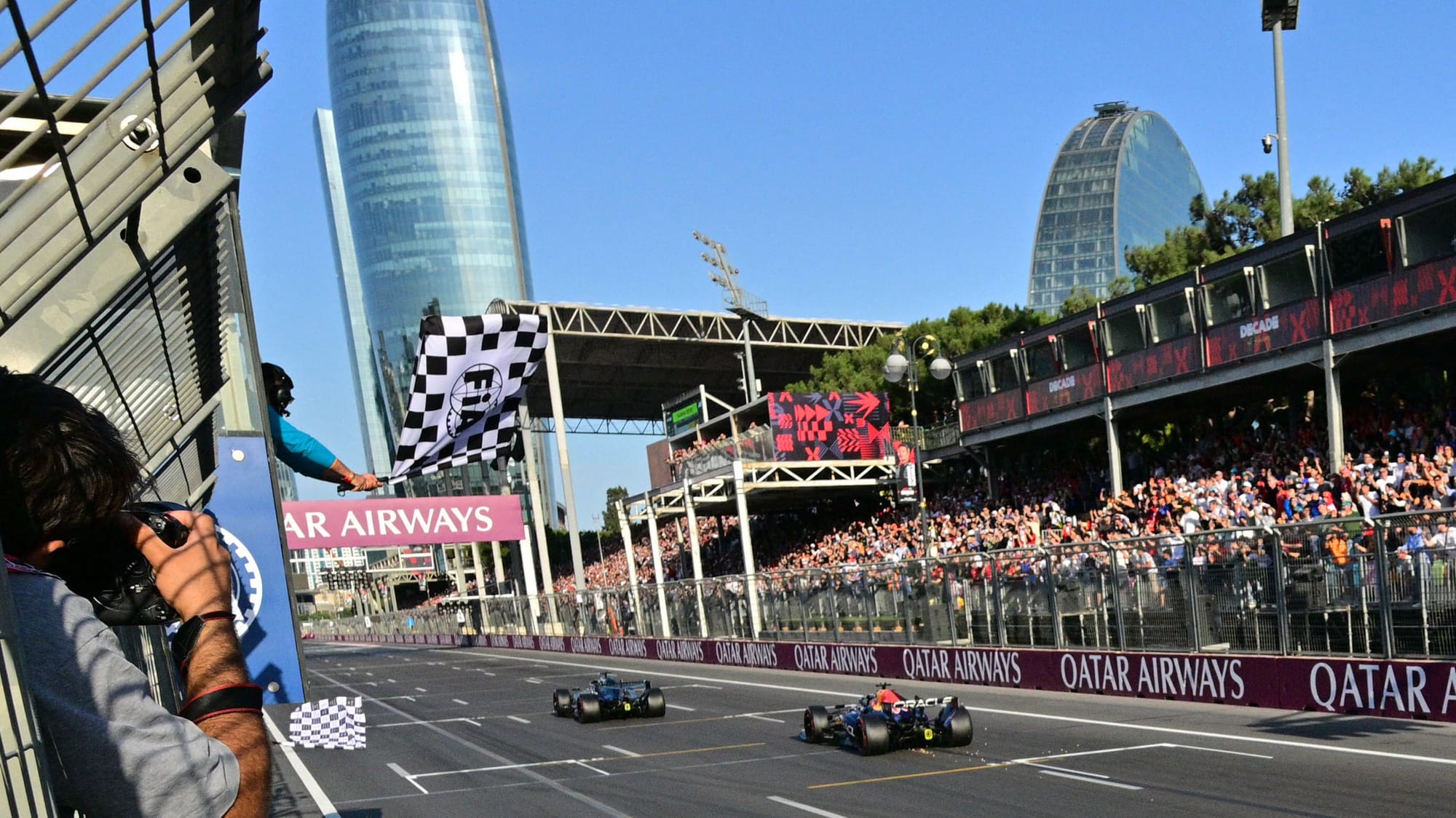 George Russell ganó en Azerbaiyán por una décima y prendió la F1