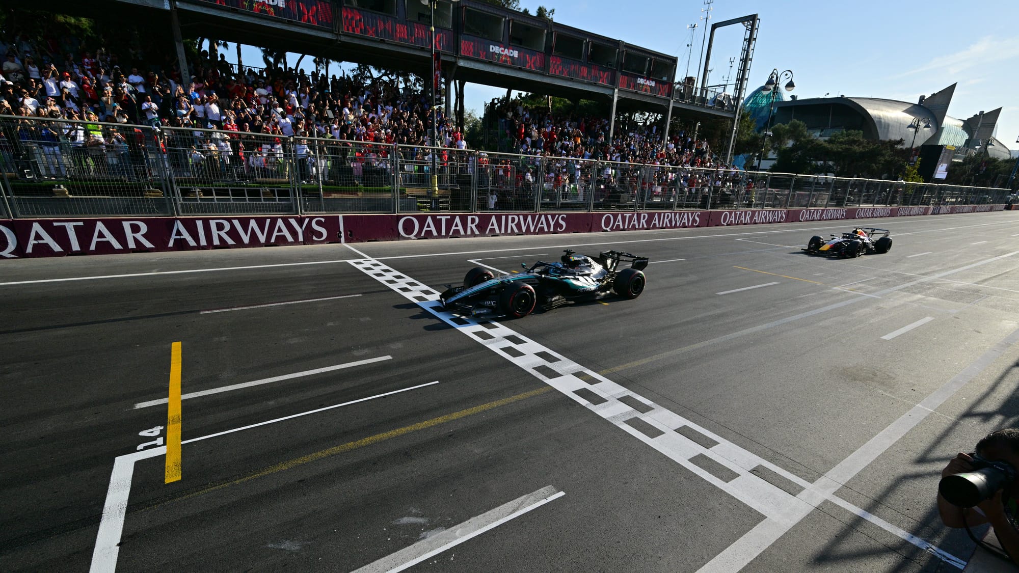 George Russell ganó en Azerbaiyán por una décima y prendió la F1
