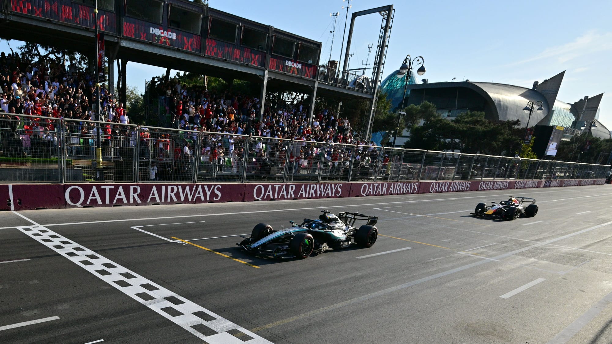 George Russell ganó en Azerbaiyán por una décima y prendió la F1