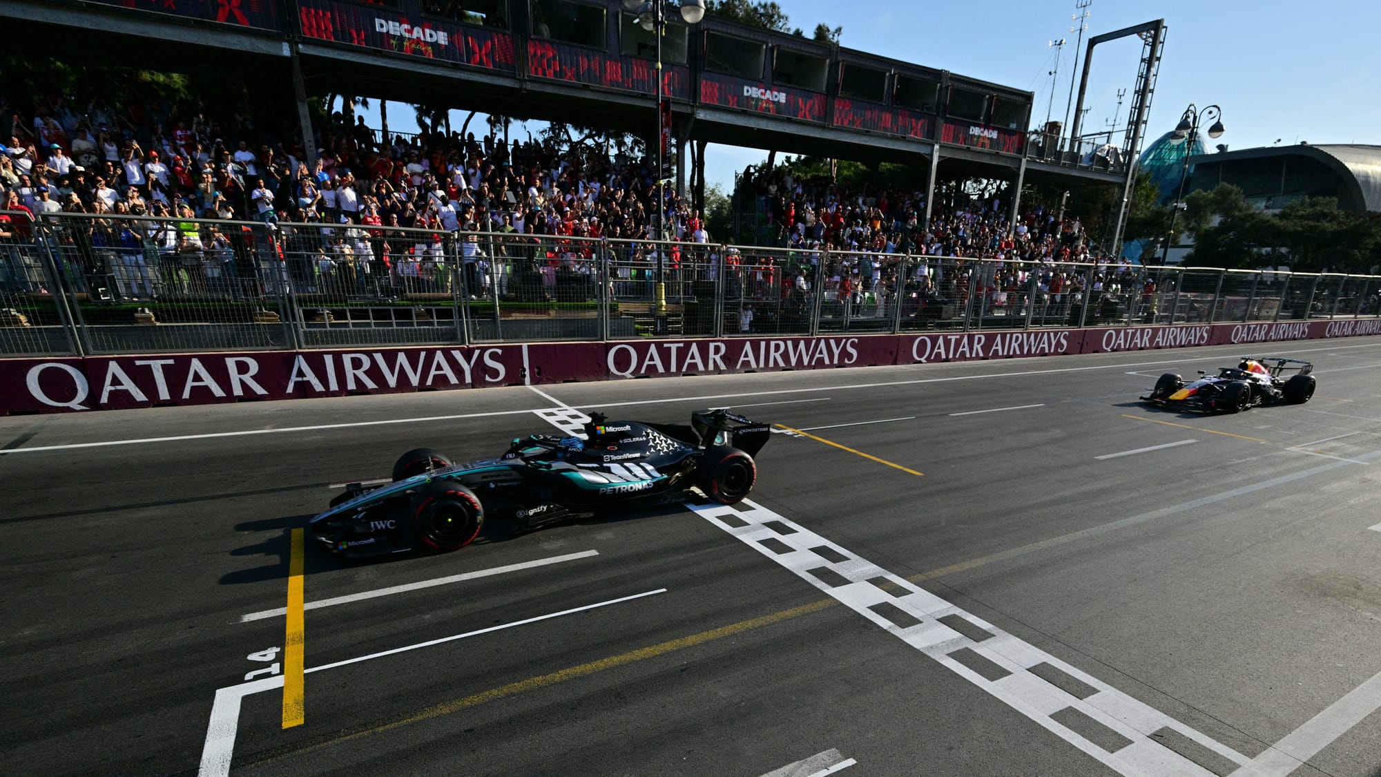 George Russell ganó en Azerbaiyán por una décima y prendió la F1