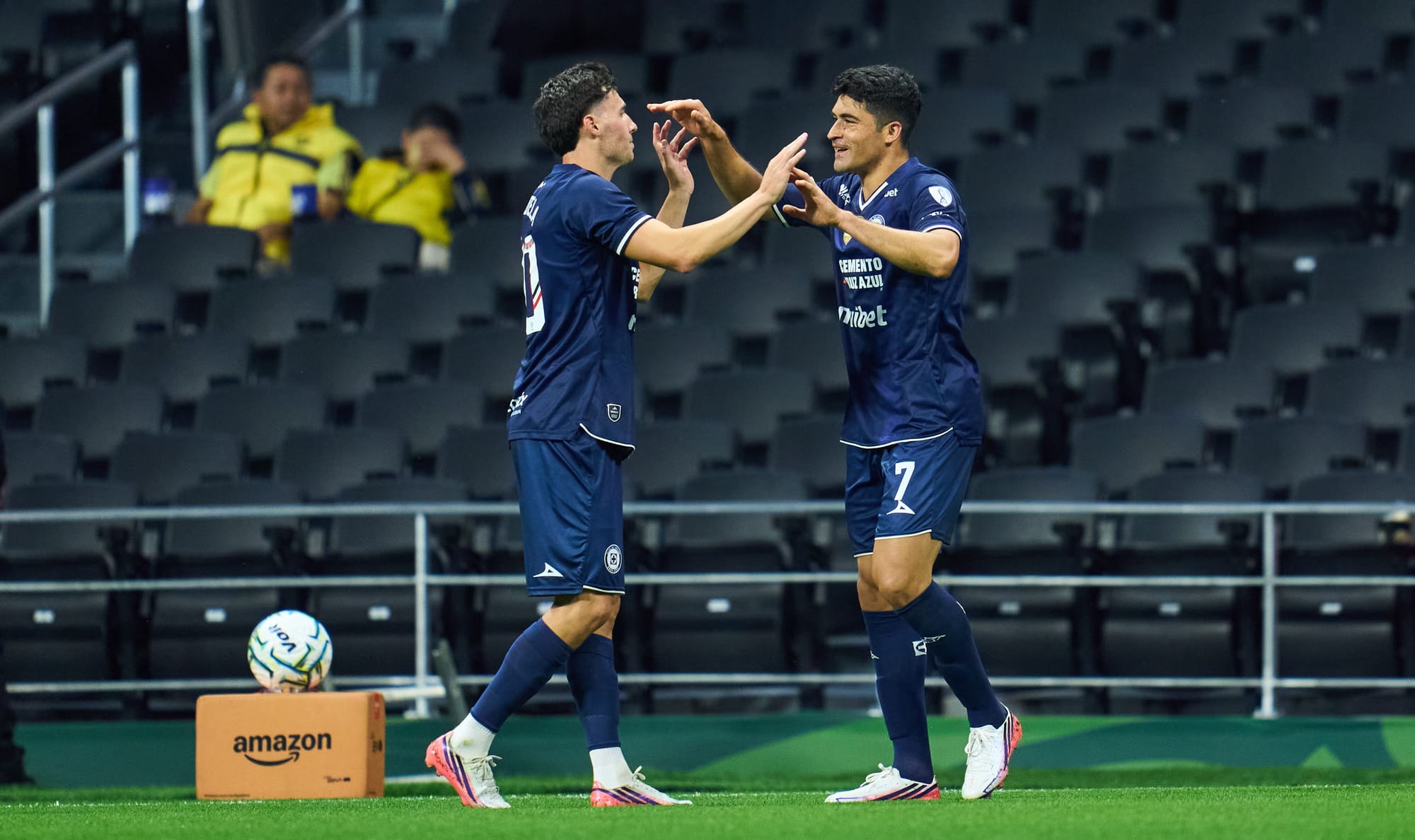 Erik Lira volvió a vestirse de celeste y anotó un gol que alivia