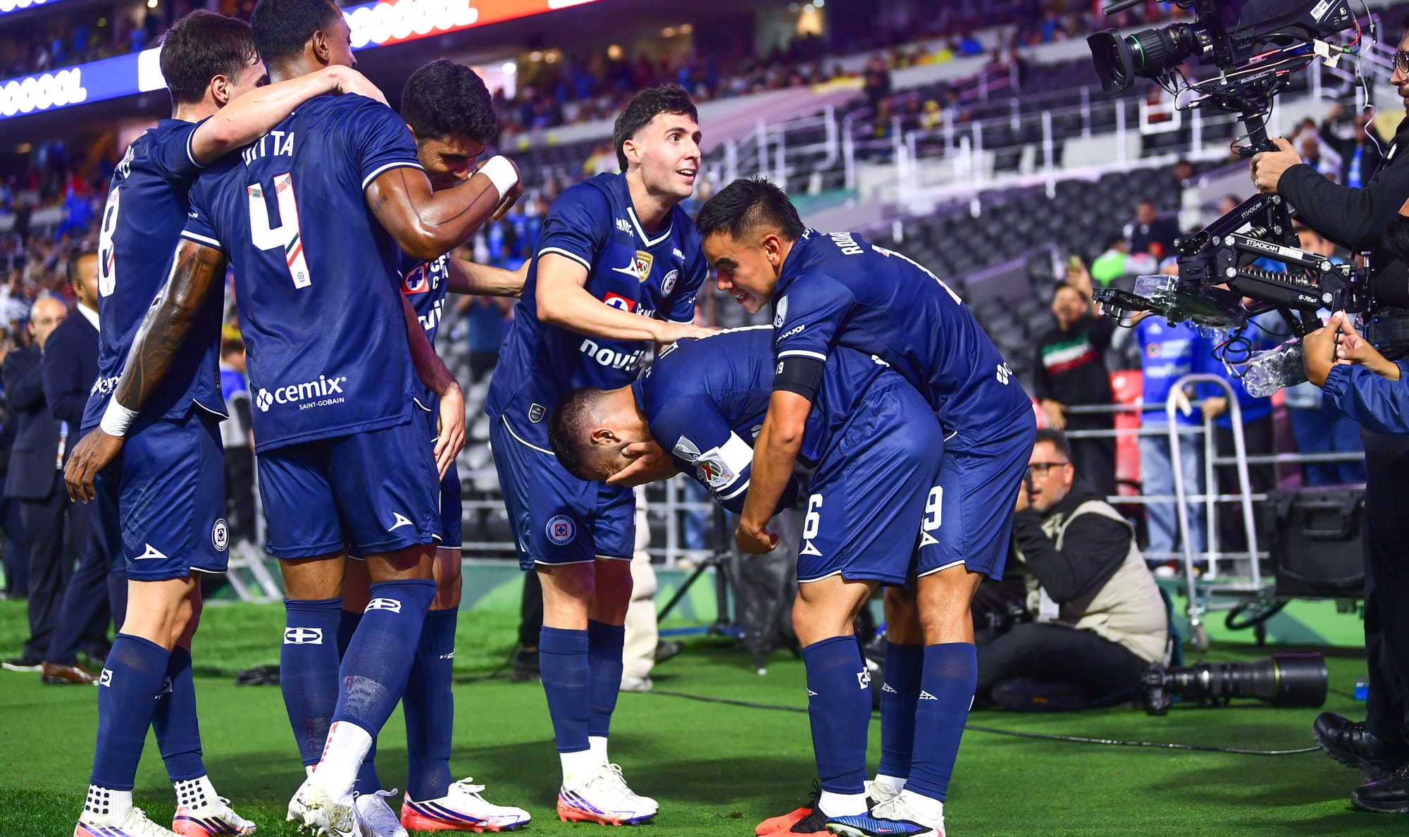 Erik Lira volvió a vestirse de celeste y anotó un gol que alivia