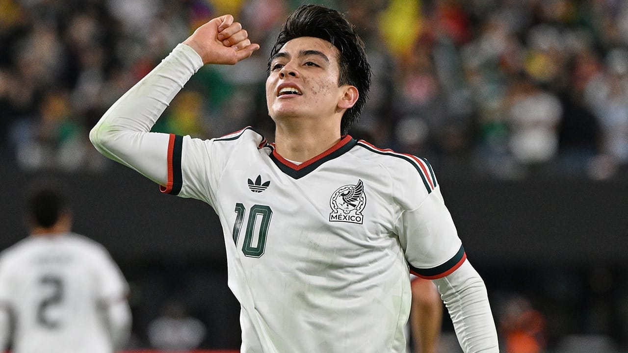 A los 17 años, golazo de crack de Gilberto Mora contra Colombia