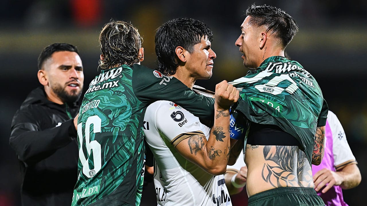 Ni el agua apagó los ánimos al final del Pumas-León