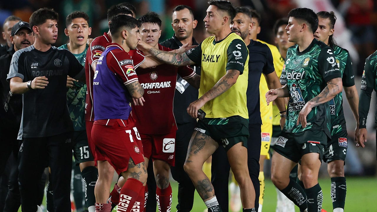 La semifinal entre León y Toluca terminó 'calientita'