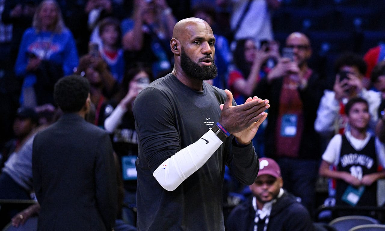 LeBron James ya debutó con el uniforme de los 76ers