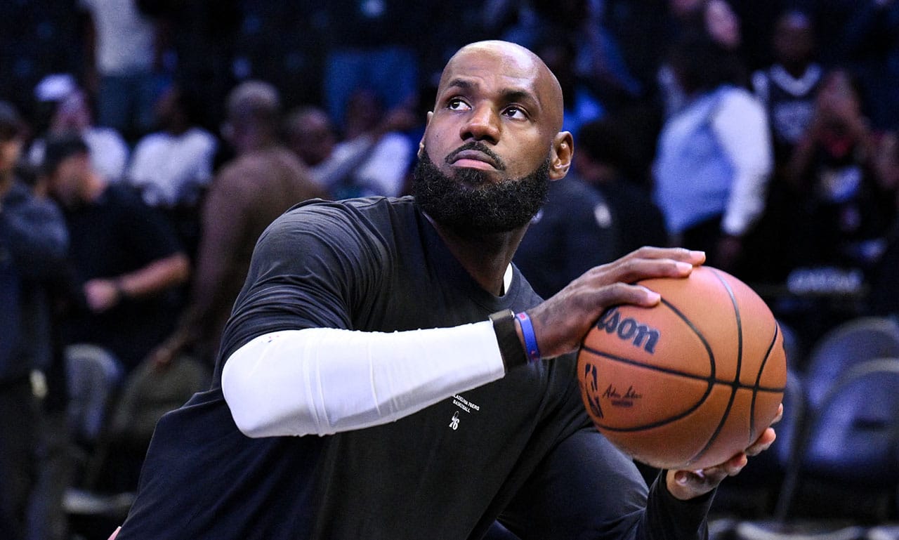 LeBron James ya debutó con el uniforme de los 76ers