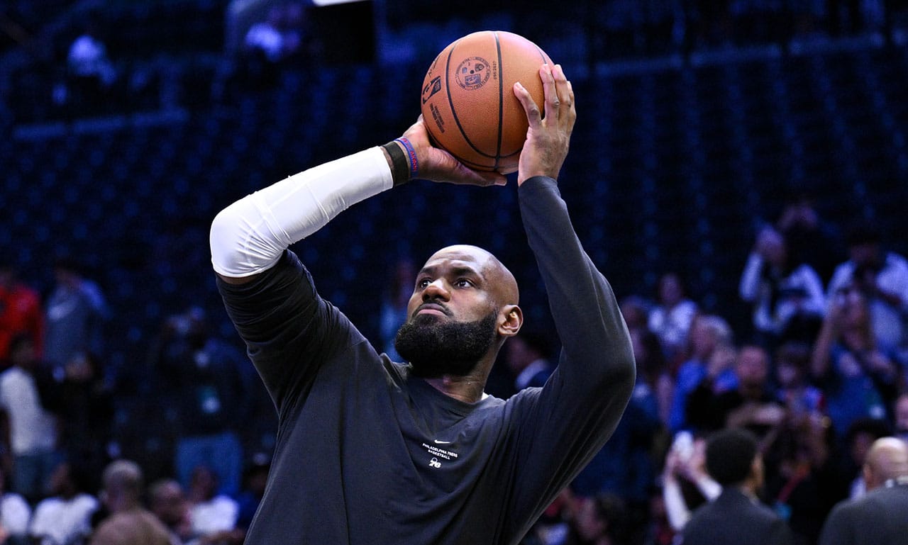 LeBron James ya debutó con el uniforme de los 76ers