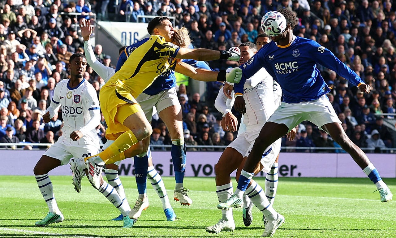Emiliano 'Dibu' Martínez salió en camilla del Everton-Chelsea