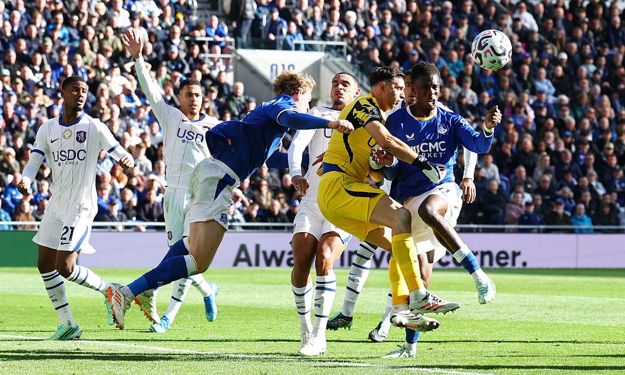Emiliano 'Dibu' Martínez salió en camilla del Everton-Chelsea