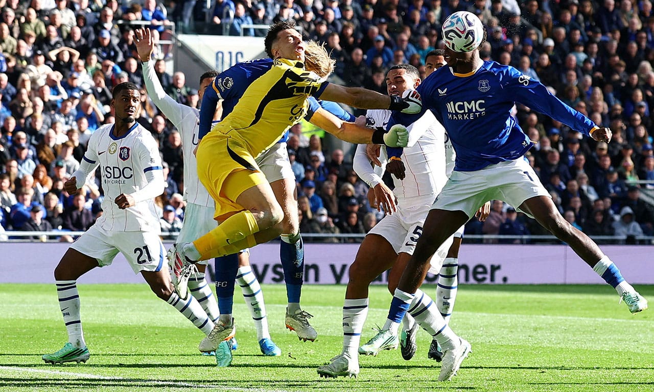 Emiliano 'Dibu' Martínez salió en camilla del Everton-Chelsea
