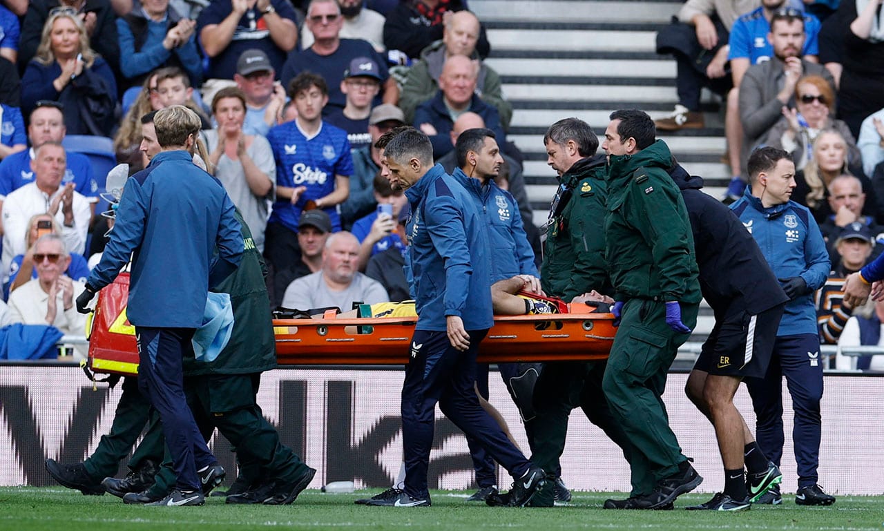 Emiliano 'Dibu' Martínez salió en camilla del Everton-Chelsea
