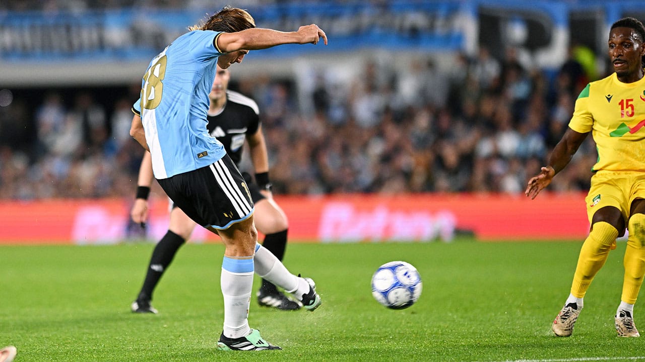 Cómo lo van a extrañar... Doble asistencia de Lionel Messi en su despedida
