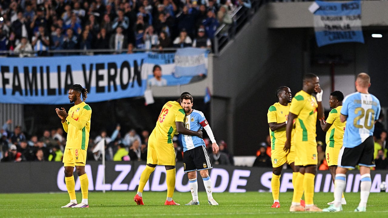 A los 10 minutos, compañeros, rivales y todo el Monumental ovacionaron a Lionel Messi