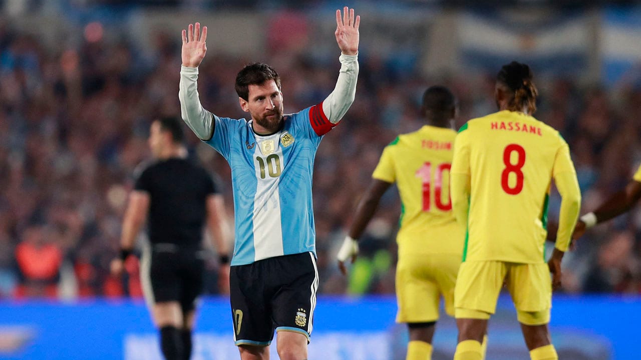 A los 10 minutos, compañeros, rivales y todo el Monumental ovacionaron a Lionel Messi