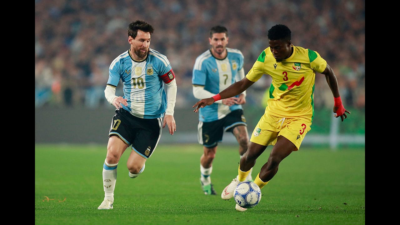 A los 10 minutos, compañeros, rivales y todo el Monumental ovacionaron a Lionel Messi