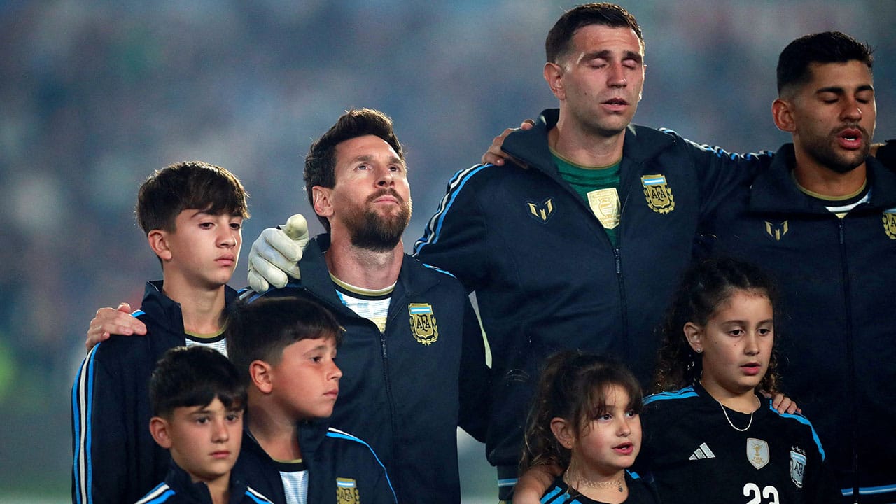 A los 10 minutos, compañeros, rivales y todo el Monumental ovacionaron a Lionel Messi