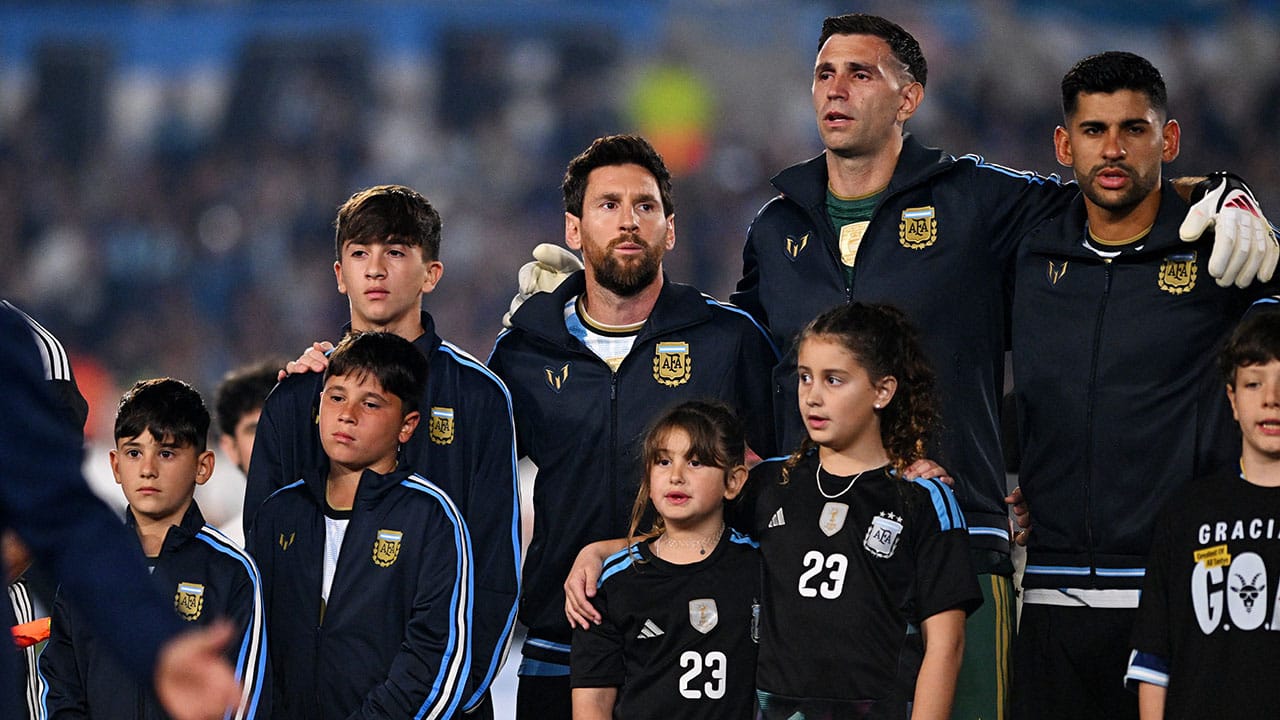A los 10 minutos, compañeros, rivales y todo el Monumental ovacionaron a Lionel Messi