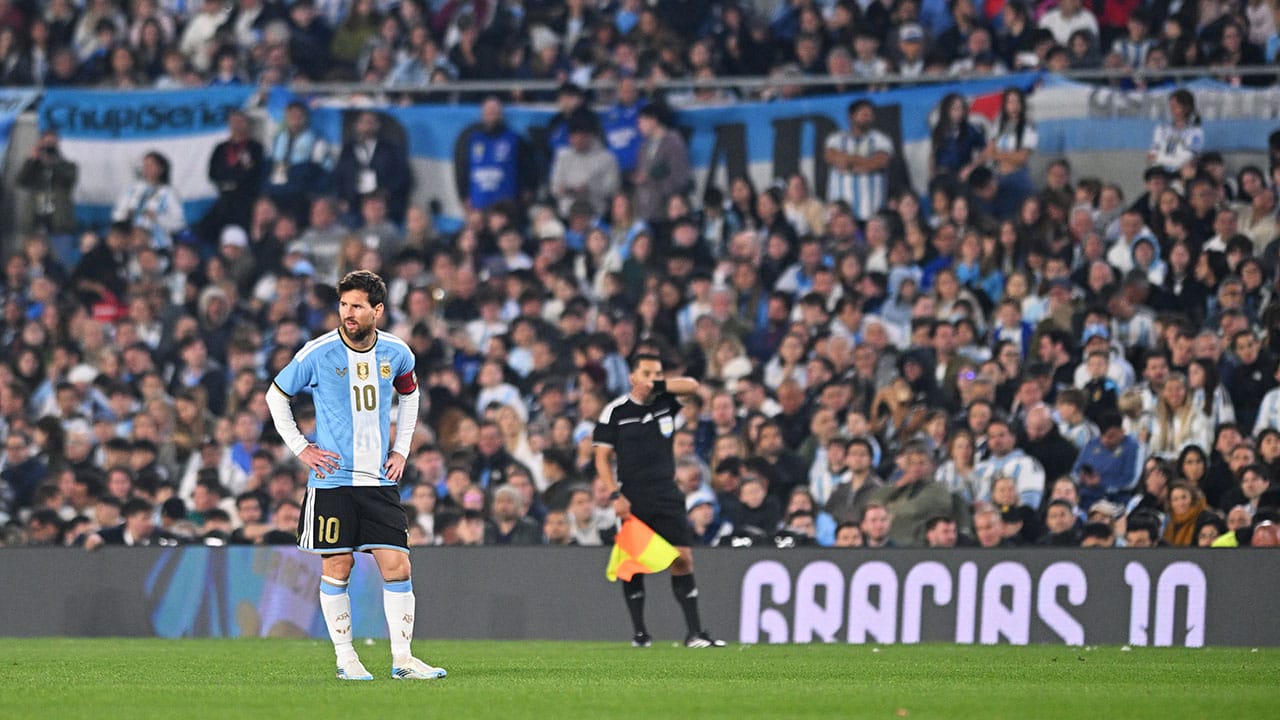 A los 10 minutos, compañeros, rivales y todo el Monumental ovacionaron a Lionel Messi