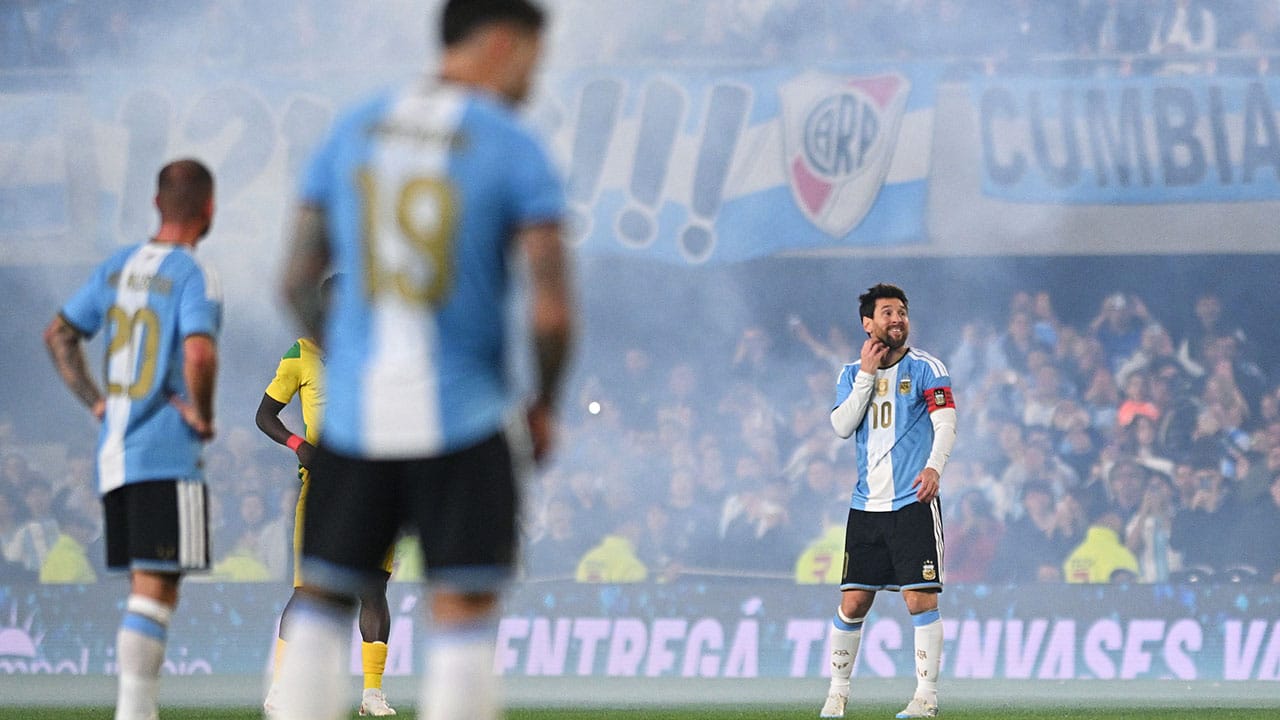 A los 10 minutos, compañeros, rivales y todo el Monumental ovacionaron a Lionel Messi
