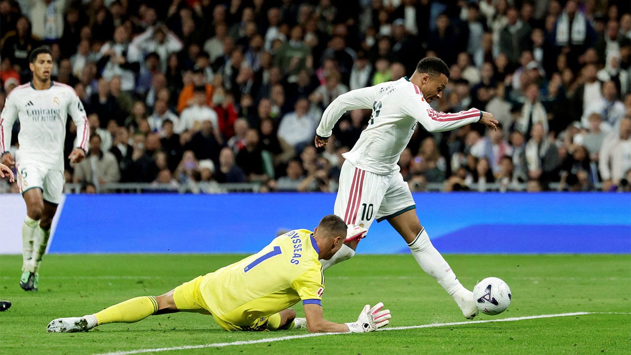 Kylian Mbappé está de vuelta; doblete ante el Sevilla en la semana crucial