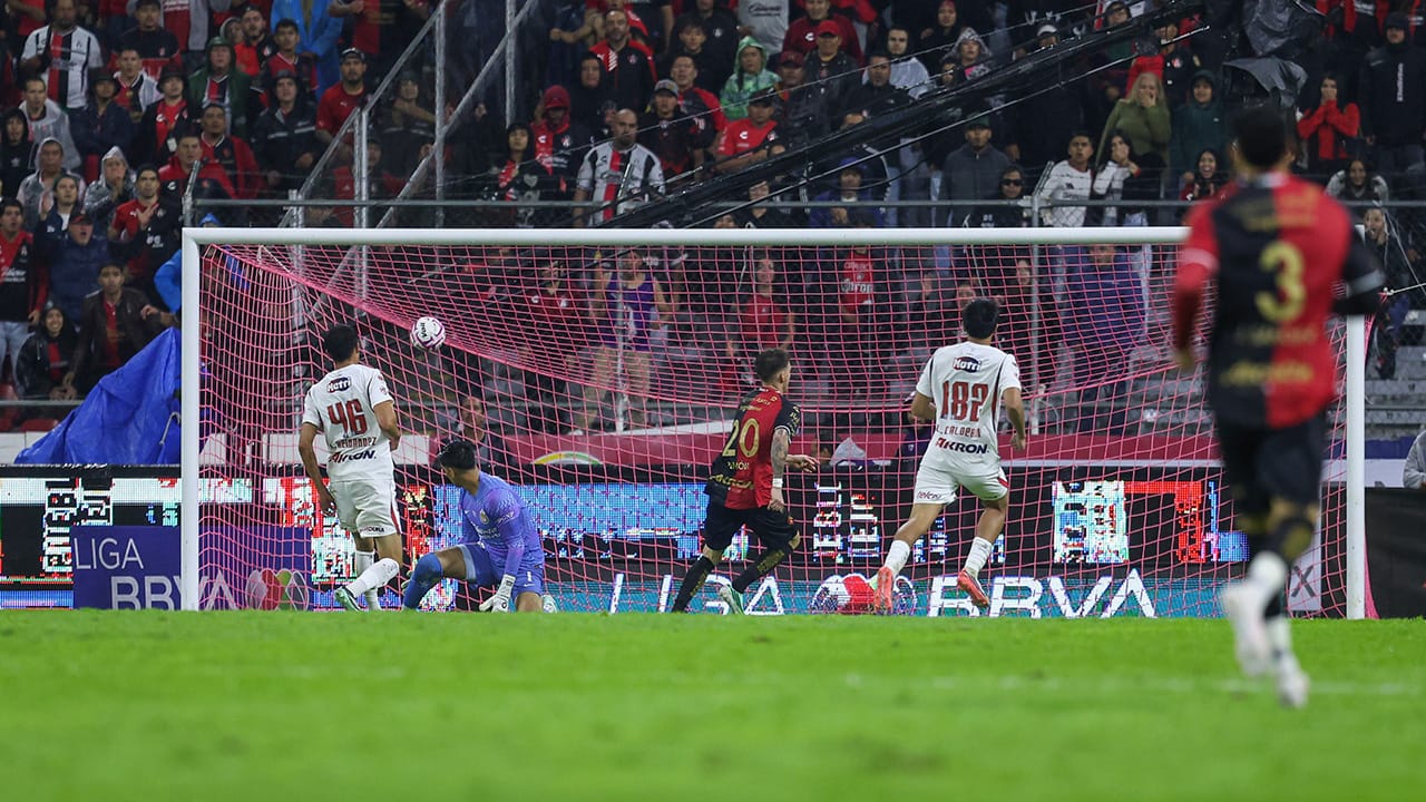 Mucha aura rojinegra en el clásico contra las Chivas