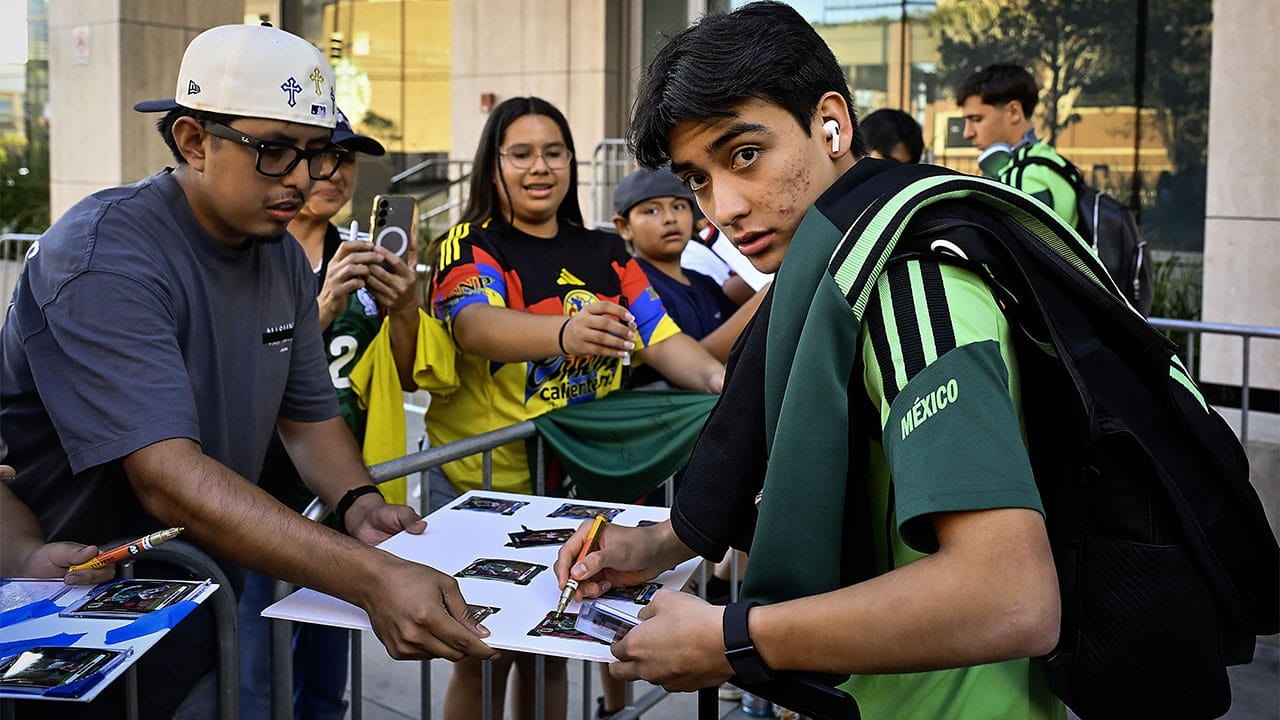 Caras largas en la llegada del Tri a Los Angeles