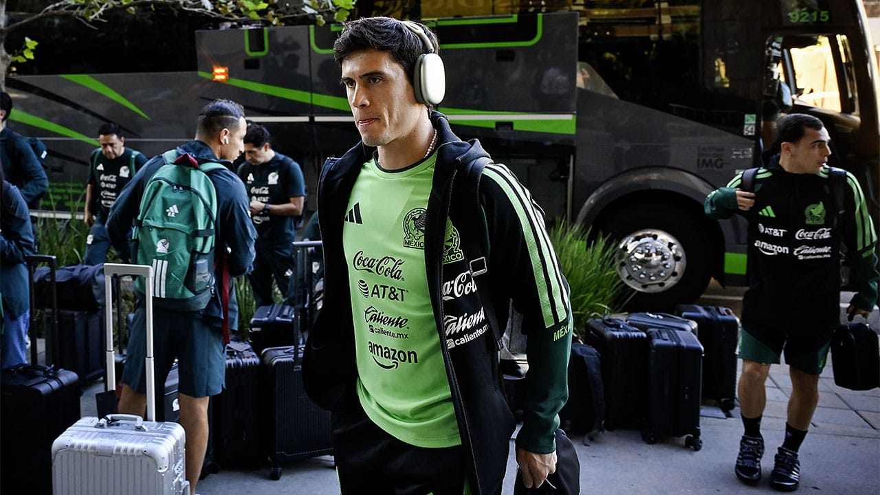 Caras largas en la llegada del Tri a Los Angeles